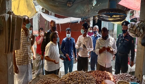 জামালপুরে দোকান খোলা রাখায় ১৪ দোকানিকে জরিমানা