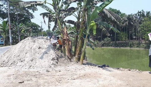 বোয়ালমারীতে বিএনপি নেতার বিরুদ্ধে সরকারি জলাশয় ভরাট করে ব্যক্তিগত রাস্তা তৈরির অভিযোগ