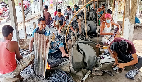 হোসেনপুরে বোরো কাটার কাস্তে তৈরির ধুম