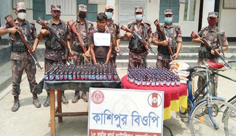 ফুলবাড়ী সীমান্তে বিপুল পরিমাণ মাদকসহ কারবারী আটক