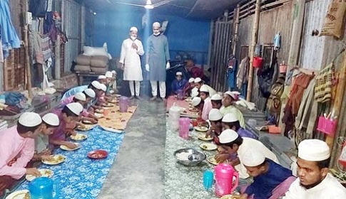 এতিম ছাত্রদের সাথে সেহেরী ভাগ করে নিলেন ছাত্রলীগ