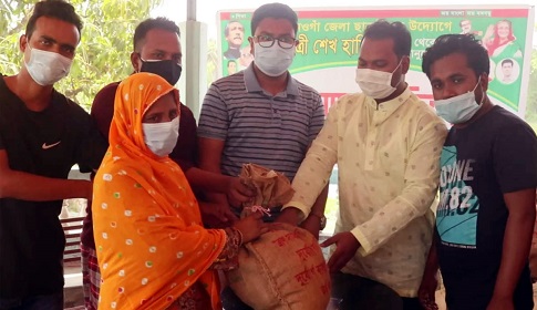 নওগাঁ দরিদ্রদের মাঝে ছাত্রলীগের ত্রাণ সামগ্রী বিতরণ