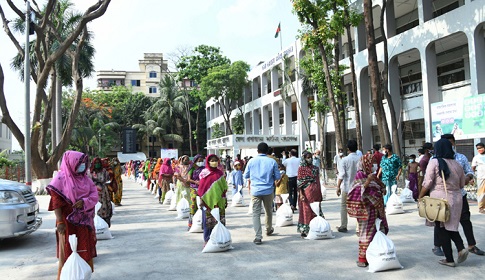 নারায়ণগঞ্জে কর্মহীন ৩০০ পরিবারের মাঝে জেলা প্রশাসনের ত্রাণ বিতরণ