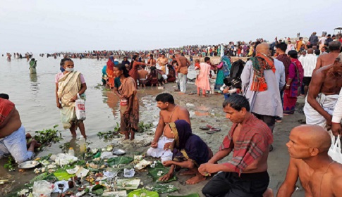 লকডাউন উপেক্ষা করে অষ্টমীর স্নানে মানুষের ঢল