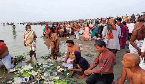 লকডাউন উপেক্ষা করে অষ্টমীর স্নানে মানুষের ঢল