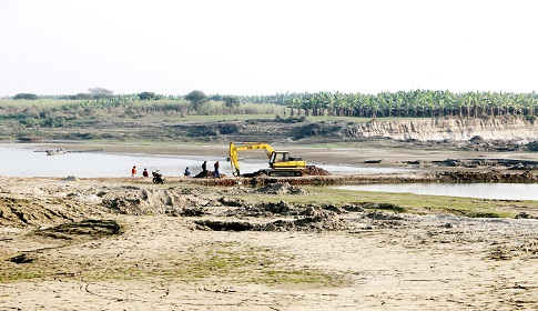 ঈশ্বরদীর লক্ষীকুন্ডায় রাতের আঁধারে চলছে অবৈধ বালু উত্তোলন