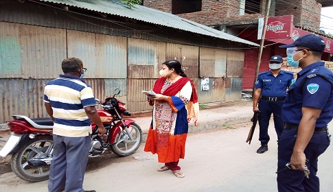 পাংশায় জনসাধারণের মাঝে মাস্ক বিতরণ ও অভিযানে উপজেলা প্রশাসন 