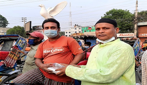 ঝিনাইদহে সুবিধা বঞ্চিতদের মাঝে যুবলীগ নেতা বাসেরের ইফতার বিতরণ