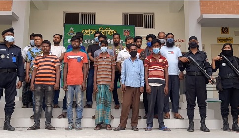 গৌরীপুরে ৬ ট্রাক ভারতীয় পণ্যসহ ১৮ চোরাকারবারী আটক