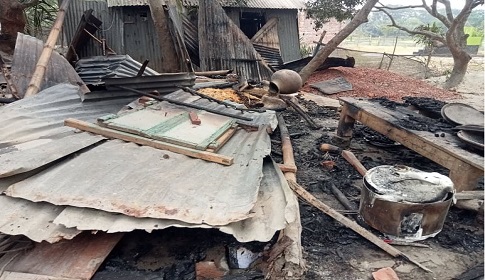 গাছের আম ছেঁড়াকে কেন্দ্র করে বাড়িঘরে হামলা অগ্নিসংযোগ!