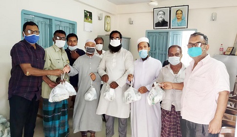 বালিয়াকান্দিতে জেলা পরিষদের উদ্যোগে মসজিদে স্বাস্থ্য সুরক্ষা সামগ্রী প্রদান