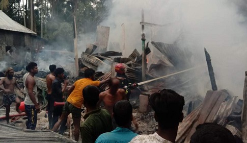 মদনে গ্যাস সিলিন্ডার বিস্ফোরণে তিন কৃষকের বসতঘর পুড়ে ছাই, অগ্নিদগ্ধ নারী