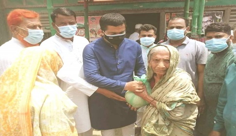 সোনারগাঁওয়ে ১০০ পরিবারের মধ্যে খাদ্য সামগ্রী বিতরণ করলেন মোবারক হোসেন স্মৃতি সংসদ