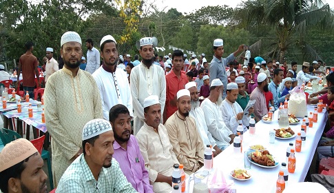 সুবর্ণচরে মসজিদ কমিটি ও এলাকাবাসীর উদ্যােগে ইফতার মাহফিল