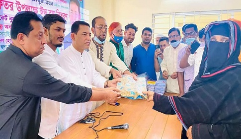 লক্ষ্মীপুরে নারী-পুরুষের মাঝে ঈদ বস্ত্র বিতরণ