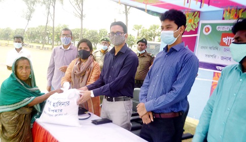 নওগাঁয় অসহায় দুস্থ মানুষের মাঝে খাদ্য সামগ্রী বিতরণ