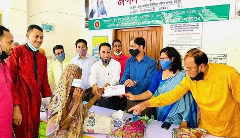 রায়পুরে অসহায়রা পেলেন প্রধানমন্ত্রীর ঈদ উপহার