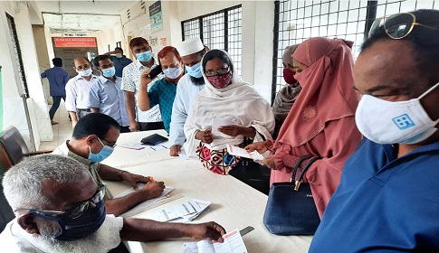 ঈশ্বরদীতে করোনার দ্বিতীয় ডোজের টিকা দেয়া শুরু