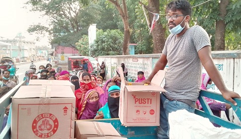 ফরিদপুরে তেল চিনির জন্য লম্বা লাইন