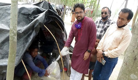 গাইবান্ধায় বেদে বহরে সদর ইউএনওর খাদ্য সহায়তা প্রদান
