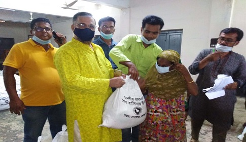 আমতলীতে প্রধানমন্ত্রীর উপহার খাদ্য সহায়তা বিতরণ