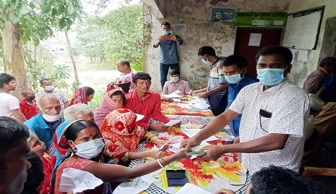 কাশিয়ানীর হাতিয়াড়ায় ৫০০ পরিবার পেল নগদ সহায়তা