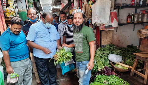 সাধারণের ভিড়েই মিশে আছেন এমপি নূরুজ্জামান বিশ্বাস 