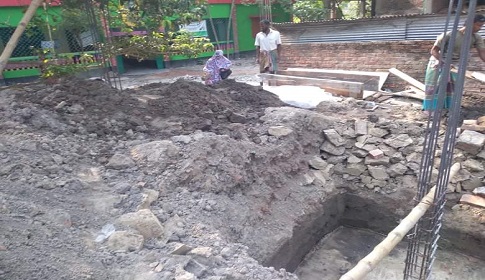 বন্ধ হলো কালীগঞ্জের ব্যবসায়ী মনিরুলের বসতবাড়ি নির্মাণ কাজ