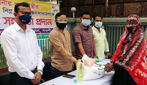 নওগাঁয় প্রধানমন্ত্রীর পক্ষে খাদ্য সামগ্রী বিতরণ