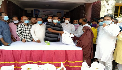 ঈশ্বরগঞ্জে ৫ হাজার অসহায় পরিবারের মাঝে মাজেদ বাবুর ঈদ সামগ্রী বিতরণ