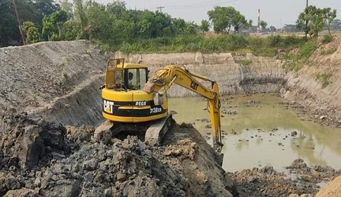 নারায়ণগঞ্জে কৃষি জমির মাটি কেটে পুকুর নির্মাণ, ব্যবস্থা নিচ্ছে না প্রশাসন