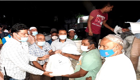 ঈশ্বরদীতে ঈদসামগ্রী নিয়ে কর্মহীন বাস শ্রমিকদের পাশে দাঁড়ালেন ব্যারিষ্টার জিরু