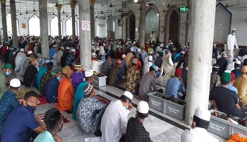 মৌলভীবাজারে স্বাস্থ্যবিধি মেনে মসজিদে মসজিদে ঈদ জামাত 