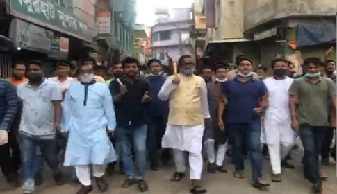 ‘ডিসি-এসপির চামড়া তুলে নেবো আমরা’, লাঠি হাতে মিছিলে কাদের মির্জা