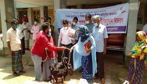 আর ভিক্ষাবৃত্তি নয় শর্তে ৯ ভিক্ষুককে ছাগল দিলেন ইউএনও