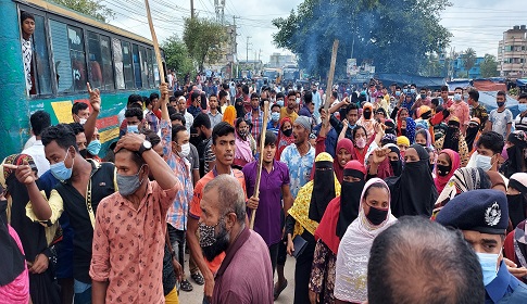 সিদ্ধিরগঞ্জে শ্রমিক-পুলিশ সংঘর্ষে আহত ২০, সড়ক অবরোধ