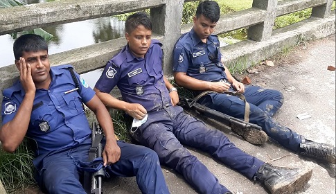 মাদারীপুরে আ. লীগের দুই গ্রুপে সংঘর্ষ : ৩ পুলিশসহ আহত ১৫