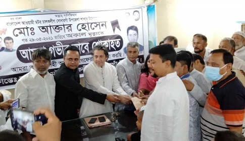 মটর চালক পরিবারকে কায়সার হাসনাতের অর্থ সহায়তা