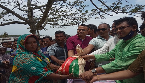 কলাপাড়ায় ইয়াসে ক্ষতিগ্রস্ত এলাকায় কেন্দ্রীয় যুবলীগ নেতার খাদ্য সহায়তা