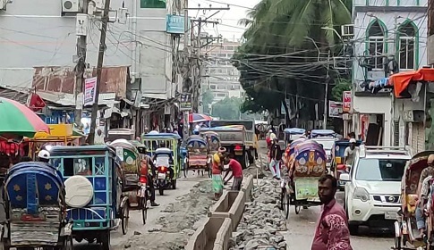 বন্দর বাজার সড়কটিতে ডিভাইডার নির্মাণ জননিরাপত্তা নাকি জনদুর্ভোগ ?