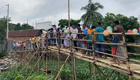 সাভার উপজেলা চেয়ারম্যানের নিজস্ব অর্থায়নে সাঁকো নির্মাণ