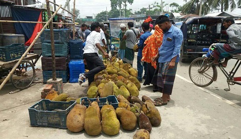 আমতলীতে ফরমালিনযুক্ত ফলে বাজার সয়লাব!