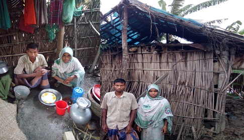 গলাচিপায় ১টি ঘরের আশায় অসহায় পরিবার