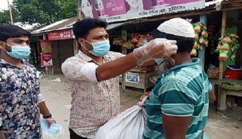কুড়িগ্রাম জেলা ছাত্রলীগ ও বঙ্গবন্ধু ব্লাড ব্যাংকের উদ্যোগে মাস্ক বিতরণ