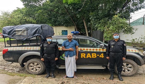 আশুলিয়ায় চাচাকে ফাঁসাতে গিয়ে অস্ত্রসহ দুই ভাতিজা আটক 