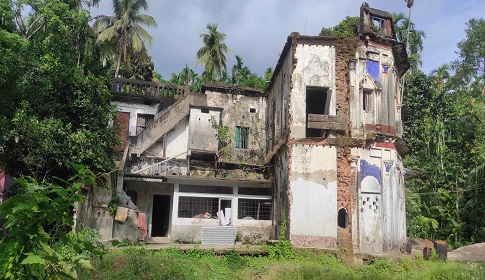 ধ্বসে পড়ছে প্রাচীন স্থাপত্য রায়পুরের ‘চৌধুরী বাড়ি’