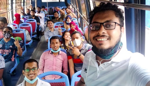 বিশ্ববিদ্যালয়ের বাসে বাড়ি ফিরছে জবি শিক্ষার্থীরা
