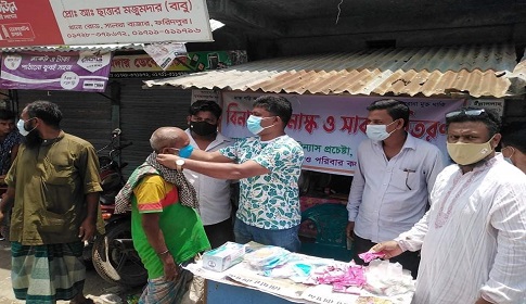 সালথায় সমাজ বিন্যাস প্রচেষ্টার উদ্যোগে মাস্ক সাবান বিতরণ