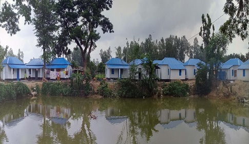 মহাদেবপুরে প্রধানমন্ত্রীর উপহারের ঘরে ঘরে স্বজনদের নিয়ে চলছে ঈদ উৎসব 