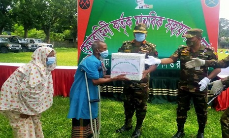 দিনাজপুরে অসহায়দের মাঝে নিত্য প্রয়োজনীয় দ্রব্যাদি বিতরণ করেছে সেনাবাহিনী